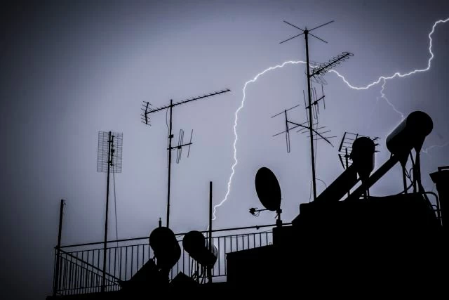 Βουλιάζει η Αττική: 680 κεραυνοί και 60mm βροχής σε μία ώρα